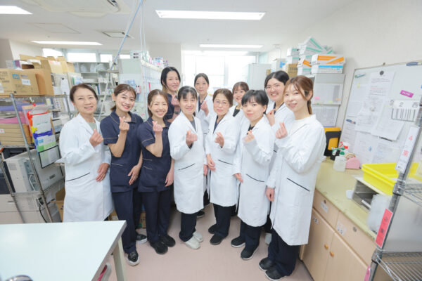 兵庫県明石市・大久保にある特定医療法人誠仁会大久保病院　薬剤科で働く職員たち
