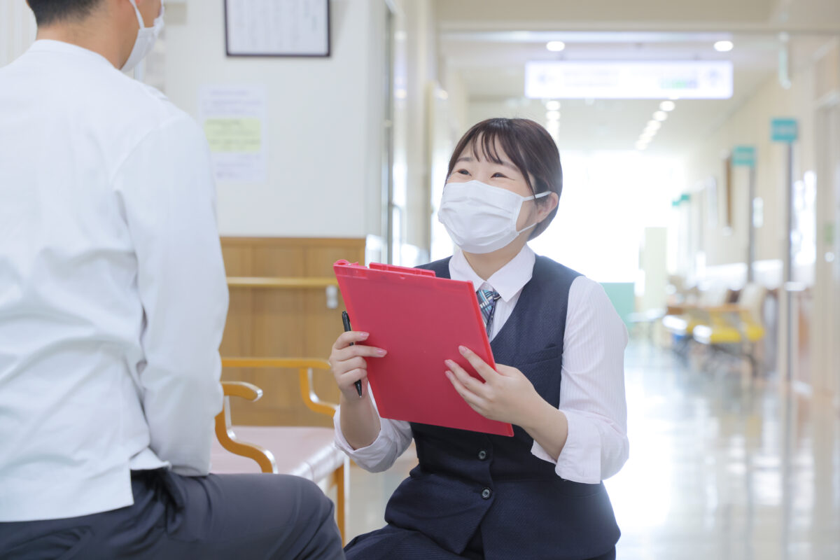 兵庫県明石市・大久保にある特定医療法人誠仁会大久保病院の医事課で働く職員
